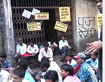 Gr&egrave;ve des ouvriers des usines d'assiettes en carton &agrave; Karawal Nagar en Inde 5/9/11
