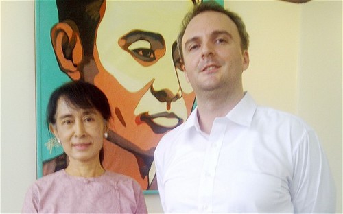 Andy Hall en compagnie d'Aung San Suu Kyi